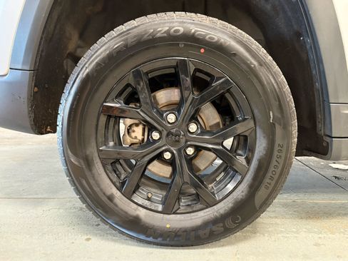 Used 2024 Jeep Grand Cherokee Altitude image 10