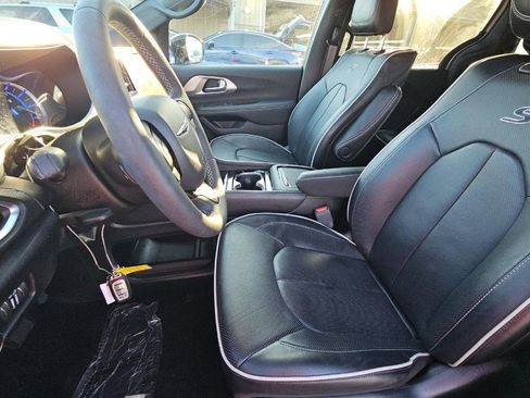 Used 2024 Chrysler Pacifica Premium image 7