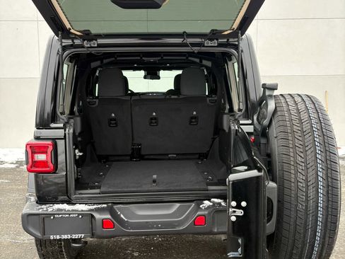 Used 2025 Jeep Wrangler Sahara image 7