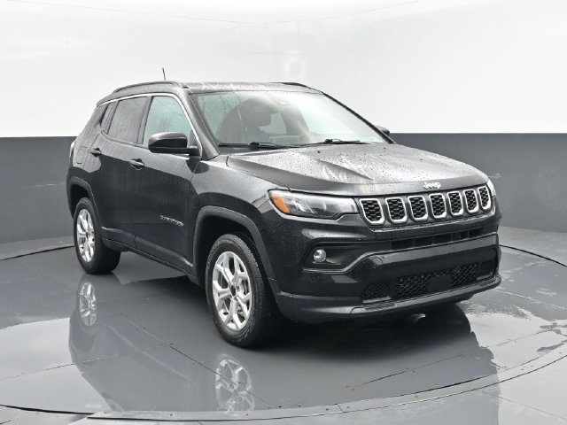 Used 2025 Jeep Compass Latitude AWD/4WD image 3