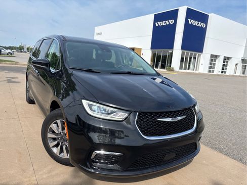 Used 2023 Chrysler Pacifica Touring-L FWD image 2