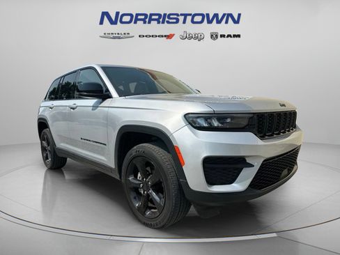Used 2023 Jeep Grand Cherokee Altitude AWD/4WD image 2