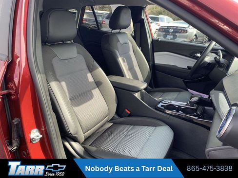 Used 2025 Chevrolet Trax LT w/ LT Convenience Package FWD image 24