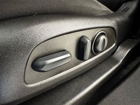 Used 2022 GMC Acadia SLE w/ Driver Convenience Package FWD image 16