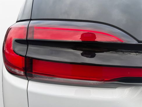 Used 2025 Chrysler Pacifica Select image 21