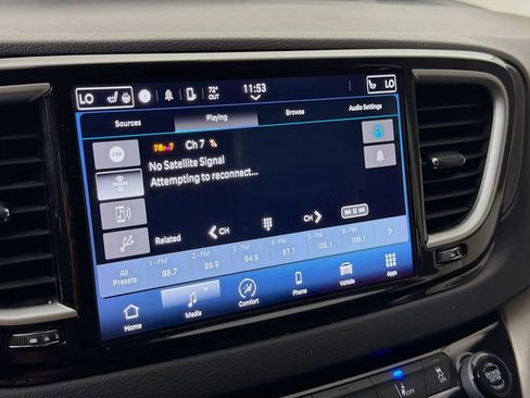 Used 2022 Chrysler Pacifica Touring-L image 16