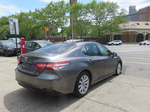 Used 2018 Toyota Camry LE FWD image 4
