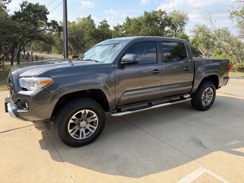 Used 2016 Toyota Tacoma SR5 w/ Towing Package image 5