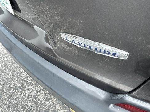 Used 2019 Jeep Cherokee Latitude Plus w/ Comfort/Convenience Group image 7