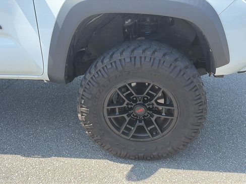 Used 2021 Toyota Tacoma TRD Off-Road w/ Technology Package AWD/4WD image 11