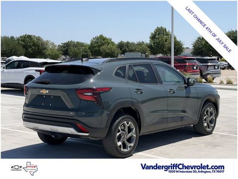 Used 2025 Chevrolet Trax LT w/ LT Convenience Package FWD image 4