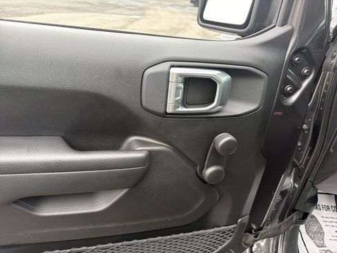 Used 2024 Jeep Gladiator Sport AWD/4WD image 16