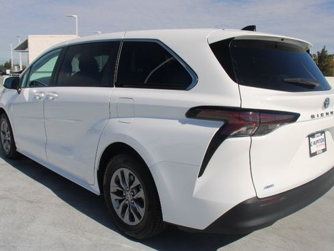 Certified 2024 Toyota Sienna LE AWD/4WD image 5