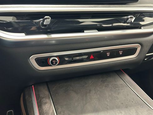 Used 2025 BMW X7 M60i w/ Climate Comfort Package image 19