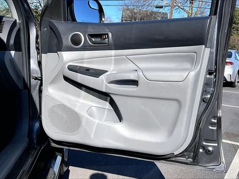 Used 2014 Toyota Tacoma PreRunner image 18