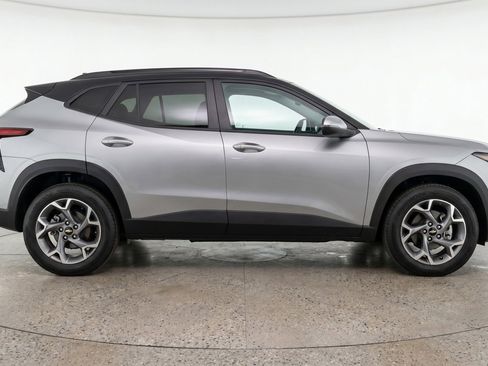 Used 2025 Chevrolet Trax LT w/ LT Convenience Package FWD image 11