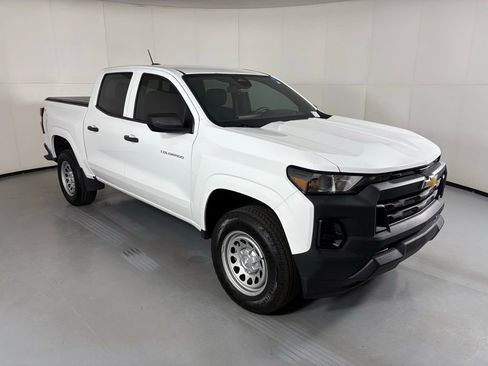 Used 2024 Chevrolet Colorado W/T w/ WT Convenience Package RWD image 2