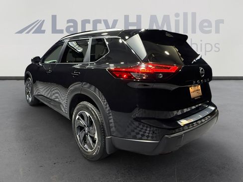 Used 2025 Nissan Rogue SV w/ SV Premium Package image 3