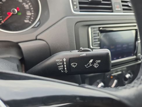 Used 2016 Volkswagen Jetta SE image 25