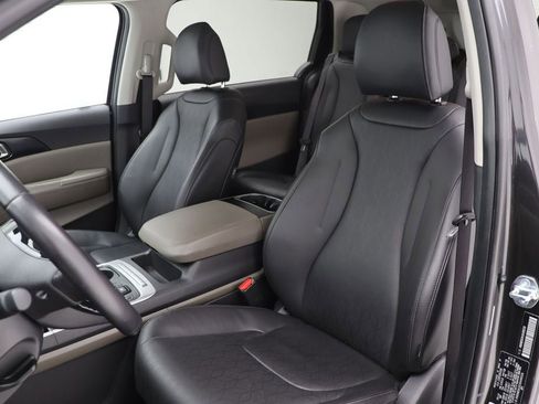Used 2025 Kia Carnival FWD image 15