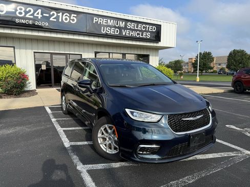 Used 2023 Chrysler Pacifica Touring-L FWD image 6