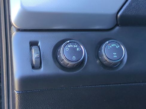 Used 2020 Chevrolet Suburban LT image 18