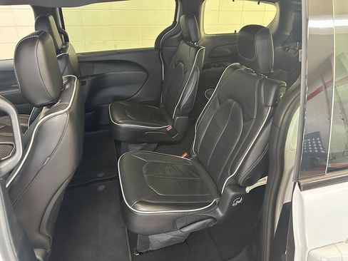 Certified 2025 Chrysler Pacifica Limited image 37