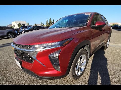 Used 2024 Chevrolet Trax LS w/ LS Convenience Package FWD image 4