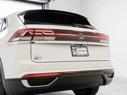 Used 2024 Volkswagen Atlas Cross Sport SE image 9