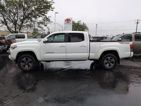 Used 2016 Toyota Tacoma TRD Sport w/ Premium & Technology Package AWD/4WD image 2