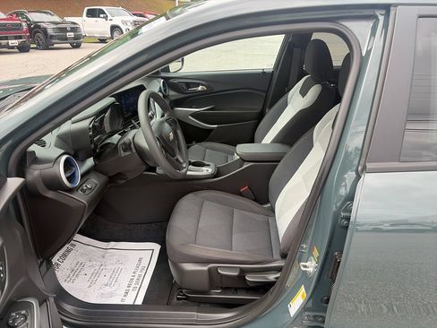 Used 2025 Chevrolet Trax LS w/ LS Convenience Package FWD image 10