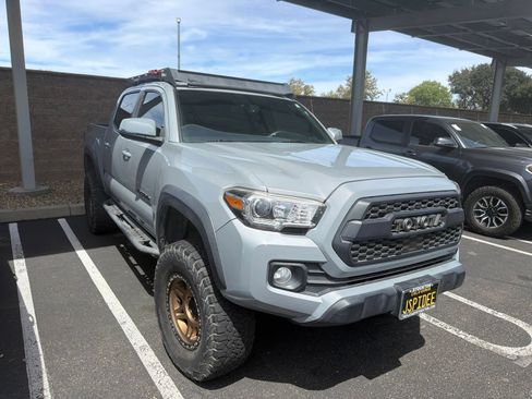 Used 2021 Toyota Tacoma TRD Off-Road w/ Technology Package AWD/4WD image 2