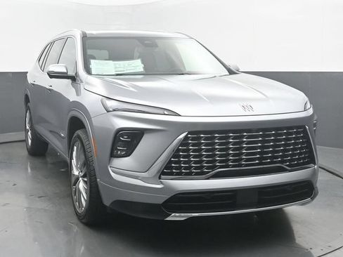 Used 2025 Buick Enclave Avenir w/ LPO, Floor Liner Package AWD/4WD image 8