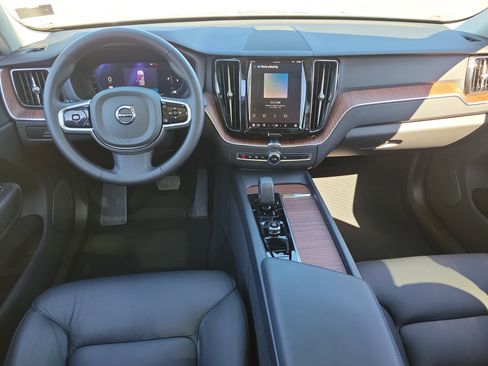 Used 2024 Volvo XC60 B5 Plus image 3