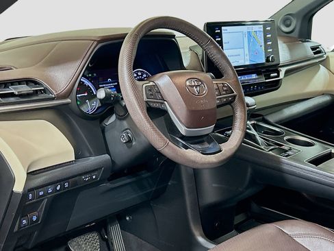 Used 2023 Toyota Sienna Platinum image 7