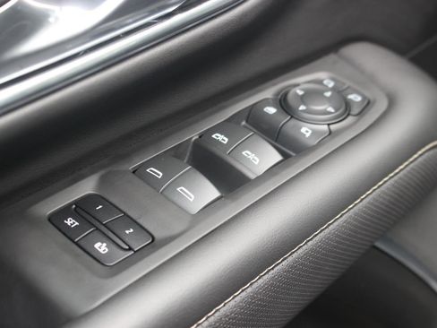 Used 2023 GMC Yukon SLT w/ SLT Premium Package image 16