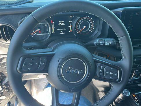 Used 2026 Jeep Wrangler Unlimited Rubicon AWD/4WD image 10