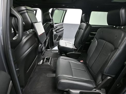 Used 2022 Jeep Wagoneer Series III w/ Premium Group I AWD/4WD image 45
