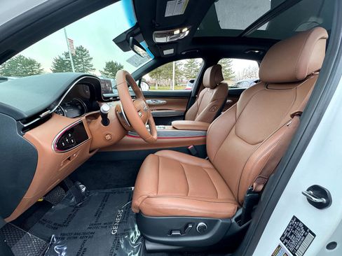 Used 2025 Genesis GV70 2.5T w/ Advanced Package image 17