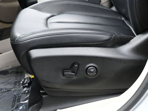 Used 2023 Chrysler Pacifica Touring-L FWD image 14