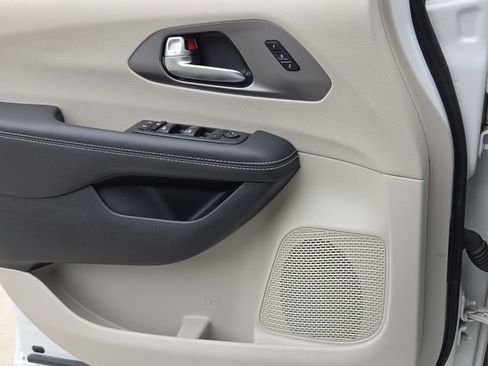 Used 2023 Chrysler Pacifica Touring-L FWD image 28