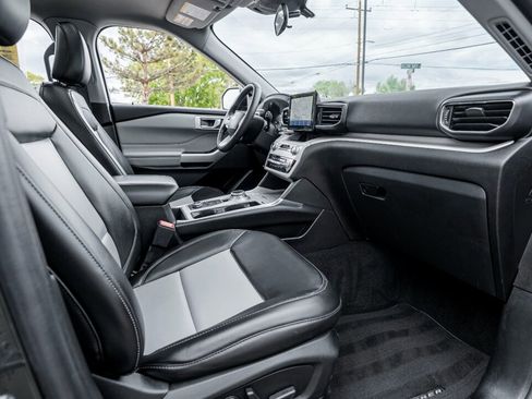 Used 2023 Ford Explorer XLT w/ Equipment Group 202A AWD/4WD image 19