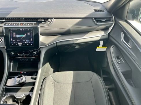 New 2025 Jeep Grand Cherokee Laredo X w/ Luxury Tech Group I image 9