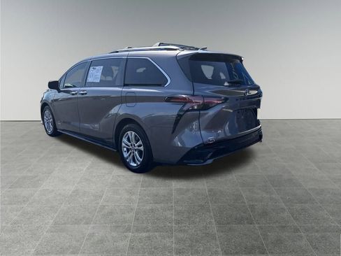 Used 2021 Toyota Sienna XSE image 3