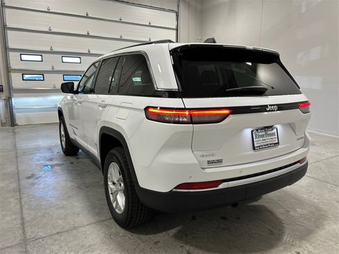 New 2025 Jeep Grand Cherokee Laredo w/ Luxury Tech Group I image 8