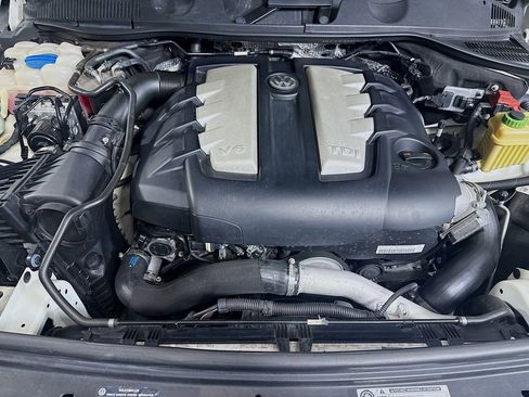 Used 2011 Volkswagen Touareg Sport image 30