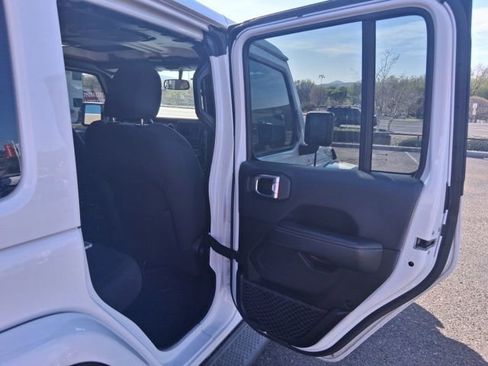 Used 2018 Jeep Wrangler Unlimited Sahara image 10