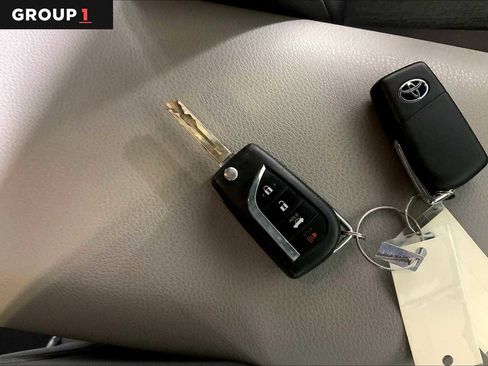 Used 2018 Toyota Camry LE image 13