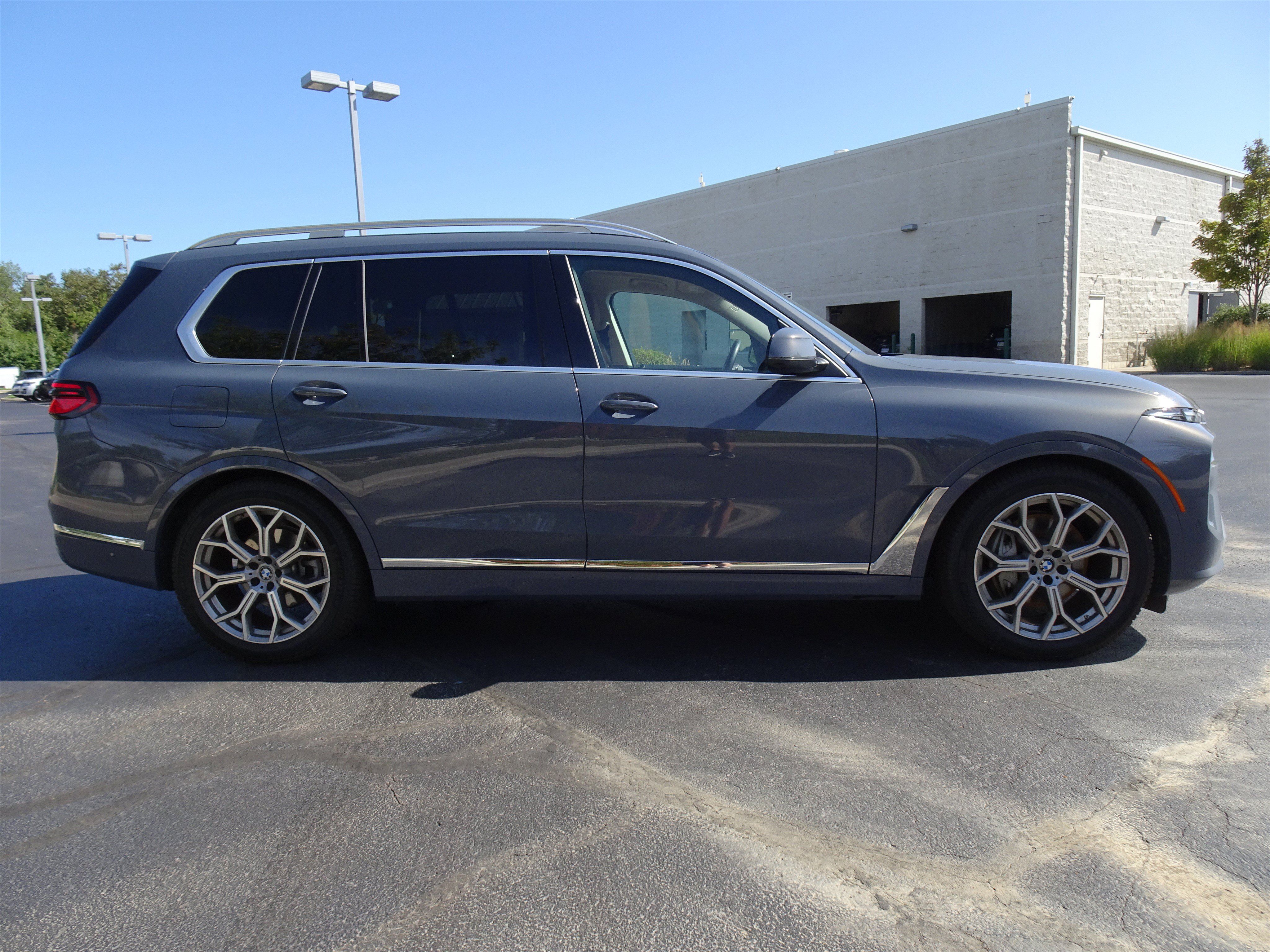 Used 2024 BMW X7 xDrive40i w/ Premium Package AWD/4WD image 7