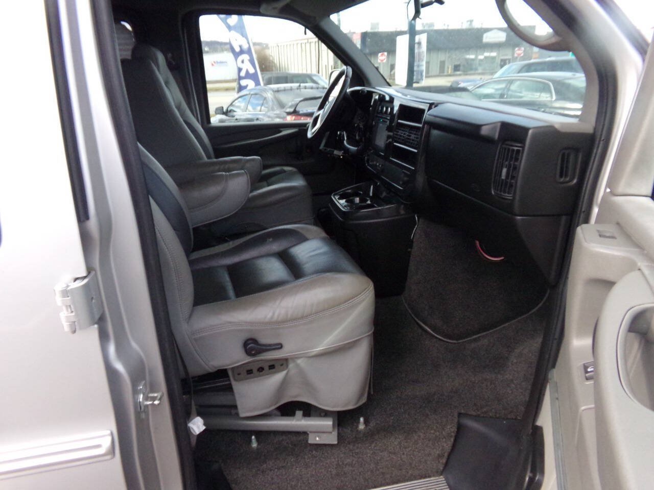 Used 2010 GMC Savana 1500 w/ Preferred Equipment Group RWD image 32